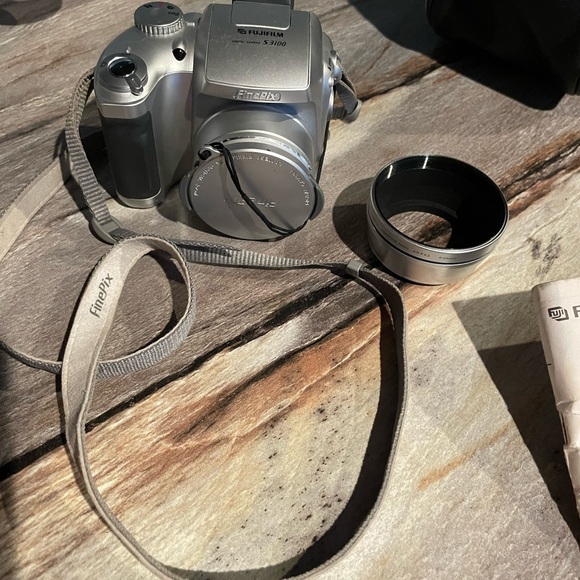 FINEPIX S3100 Digital Camera 6 times Zoom 4.0 MP Olympus XD Card. Case. Manual. - Picture 5 of 14